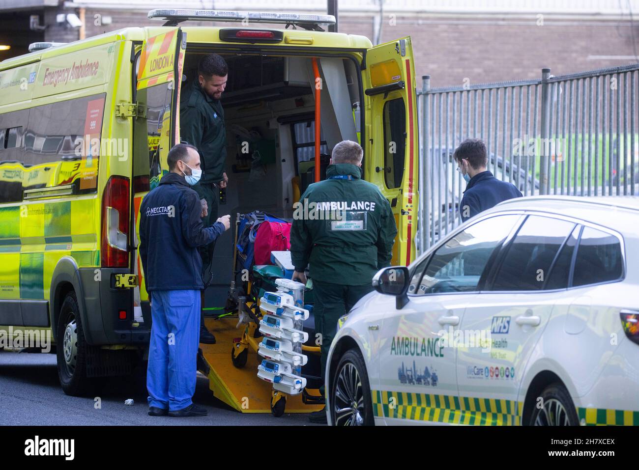 London, Großbritannien 25 Nov 2021 Medizinische Geräte kommen. Im Royal London Hospital kommen immer mehr Patienten und Geräte an, da die Zahl der Fälle steigt. Der NHS ist unter Druck mit einem langen Rückstand von Patienten, die behandelt werden müssen. Es gab 10 Millionen bestätigte Fälle von Coronavirus im Vereinigten Königreich, und mehr als 144.000 Menschen sind gestorben, zeigen Regierungszahlen. Diese Zahlen umfassen jedoch nur Menschen, die innerhalb von 28 Tagen nach der positiven Prüfung auf Coronavirus gestorben sind. Kredit: Mark Thomas/Alamy Live Nachrichten Stockfoto