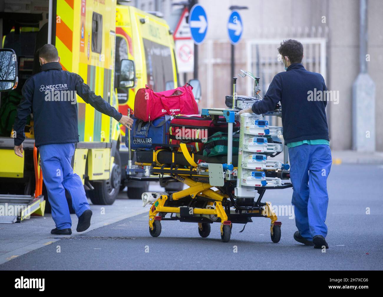 London, Großbritannien 25 Nov 2021 Medizinische Geräte kommen. Im Royal London Hospital kommen immer mehr Patienten und Geräte an, da die Zahl der Fälle steigt. Der NHS ist unter Druck mit einem langen Rückstand von Patienten, die behandelt werden müssen. Es gab 10 Millionen bestätigte Fälle von Coronavirus im Vereinigten Königreich, und mehr als 144.000 Menschen sind gestorben, zeigen Regierungszahlen. Diese Zahlen umfassen jedoch nur Menschen, die innerhalb von 28 Tagen nach der positiven Prüfung auf Coronavirus gestorben sind. Kredit: Mark Thomas/Alamy Live Nachrichten Stockfoto