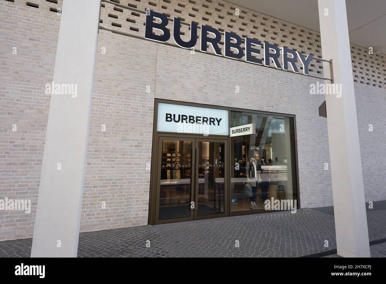 Metzingen, Deutschland - 20. März 2021: Burberry Fashion Brand.  Schaufenster und Eingang der Boutique. Kopfsteinpflaster und Säulen  Stockfotografie - Alamy