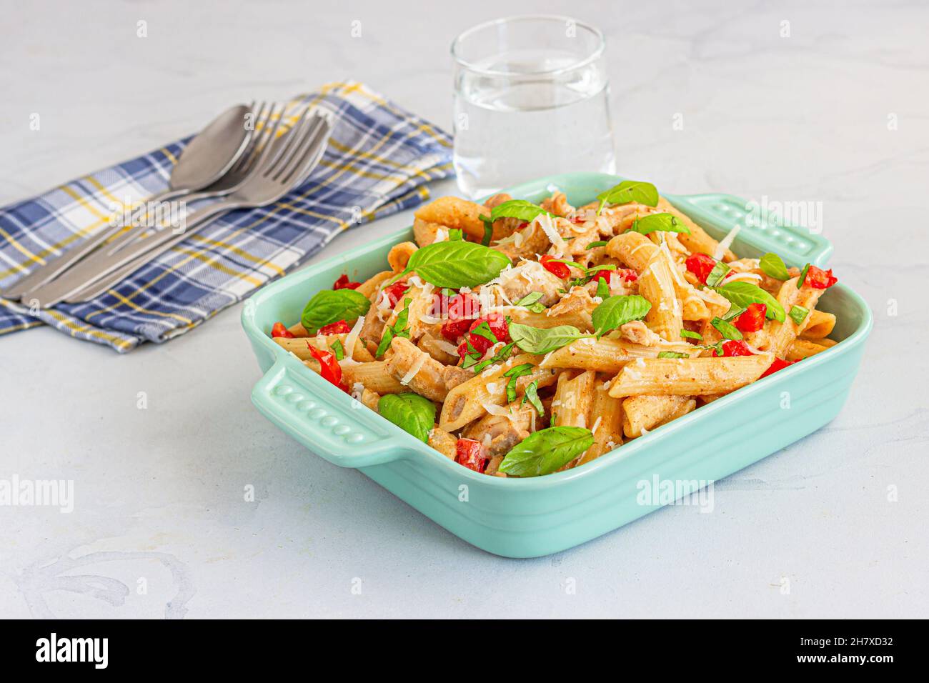 Cremige Penne-Pasta mit Huhn, Käse und frischem Basilikum oben nach unten Vertikales Foto Stockfoto