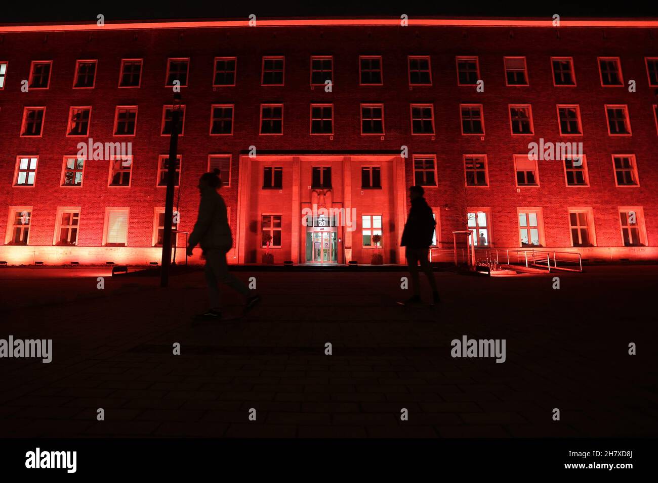 Düsseldorf, Deutschland. 25th. November 2021. Das Gebäude des Bundesministeriums für Inneres, Stadtbau und Gleichberechtigung des Landes Nordrhein-Westfalen ist orange beleuchtet. Überall auf der Welt werden am 25. November, dem „Orange Day“, Gebäude orange beleuchtet, um die Aufmerksamkeit auf Gewalt gegen Frauen zu lenken. Kredit: David Young/dpa/Alamy Live Nachrichten Stockfoto