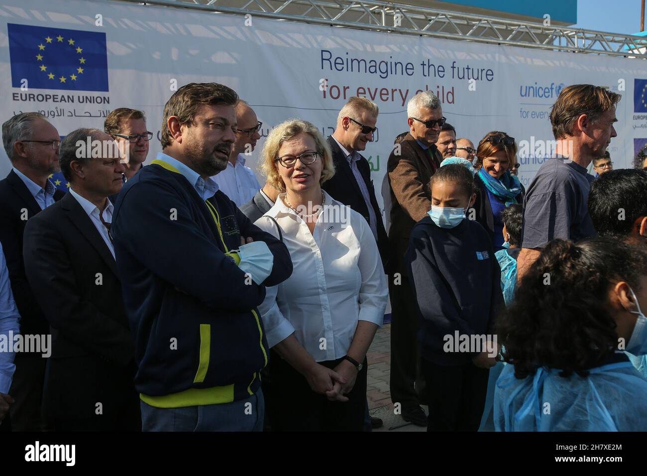 Mitglieder einer EU-Delegation besuchen am 24. November 2021 eine von der EU finanzierte Entsalzungsanlage in Deir al-Balah im zentralen Gazastreifen. Stockfoto