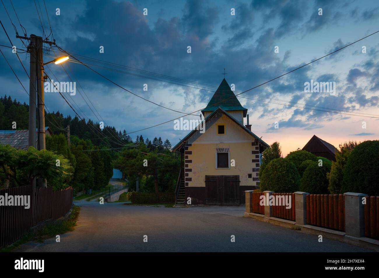 Feuerwache in Cremosne Dorf, Region Turiec, Slowakei. Stockfoto