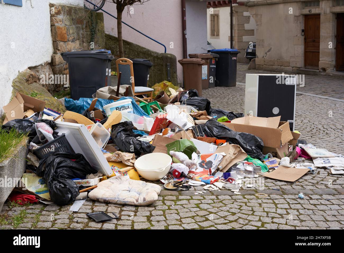 Nurtingen, Deutschland - 20. März 2021: Müll stapelt sich auf den Straßen. Alte Haushaltsgeräte und Verpackungen sowie Abfall und Lebensmittel. Stockfoto