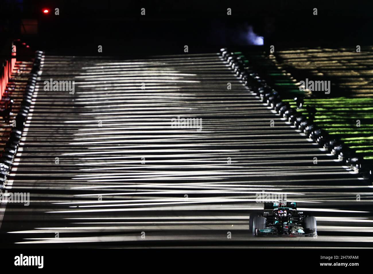 Anthony Davidson (GBR) fährt den Formel-1-Mercedes-AMG F1 W10 EQ Power+ um die Silverstone-Runde der Lichter Stockfoto