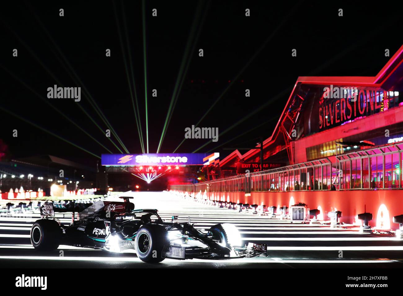 Anthony Davidson (GBR) fährt den Formel-1-Mercedes-AMG F1 W10 EQ Power+ um die Silverstone-Runde der Lichter Stockfoto