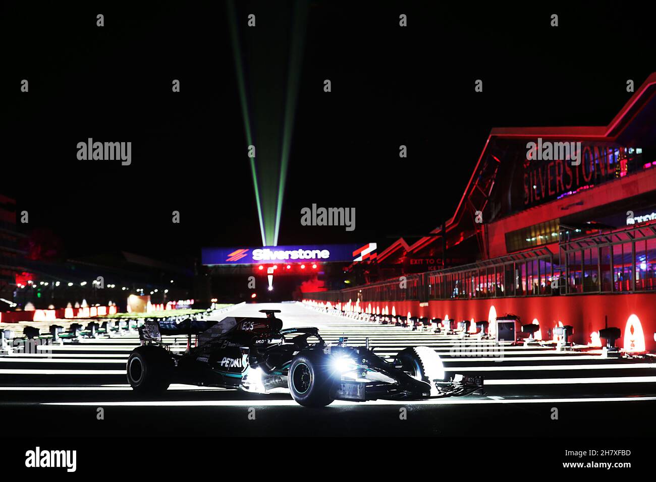 Anthony Davidson (GBR) fährt den Formel-1-Mercedes-AMG F1 W10 EQ Power+ um die Silverstone-Runde der Lichter Stockfoto