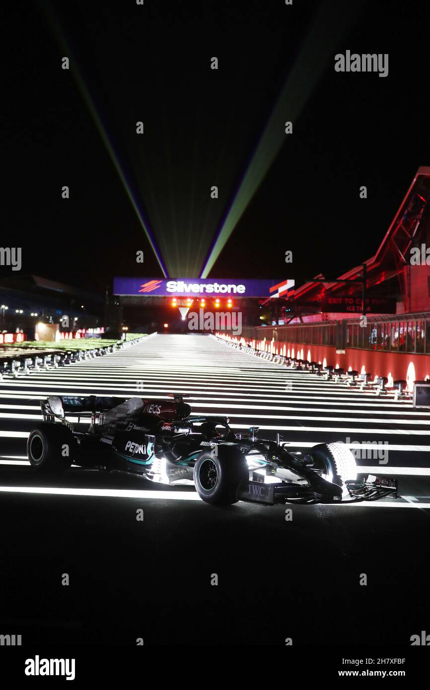 Anthony Davidson (GBR) fährt den Formel-1-Mercedes-AMG F1 W10 EQ Power+ um die Silverstone-Runde der Lichter Stockfoto