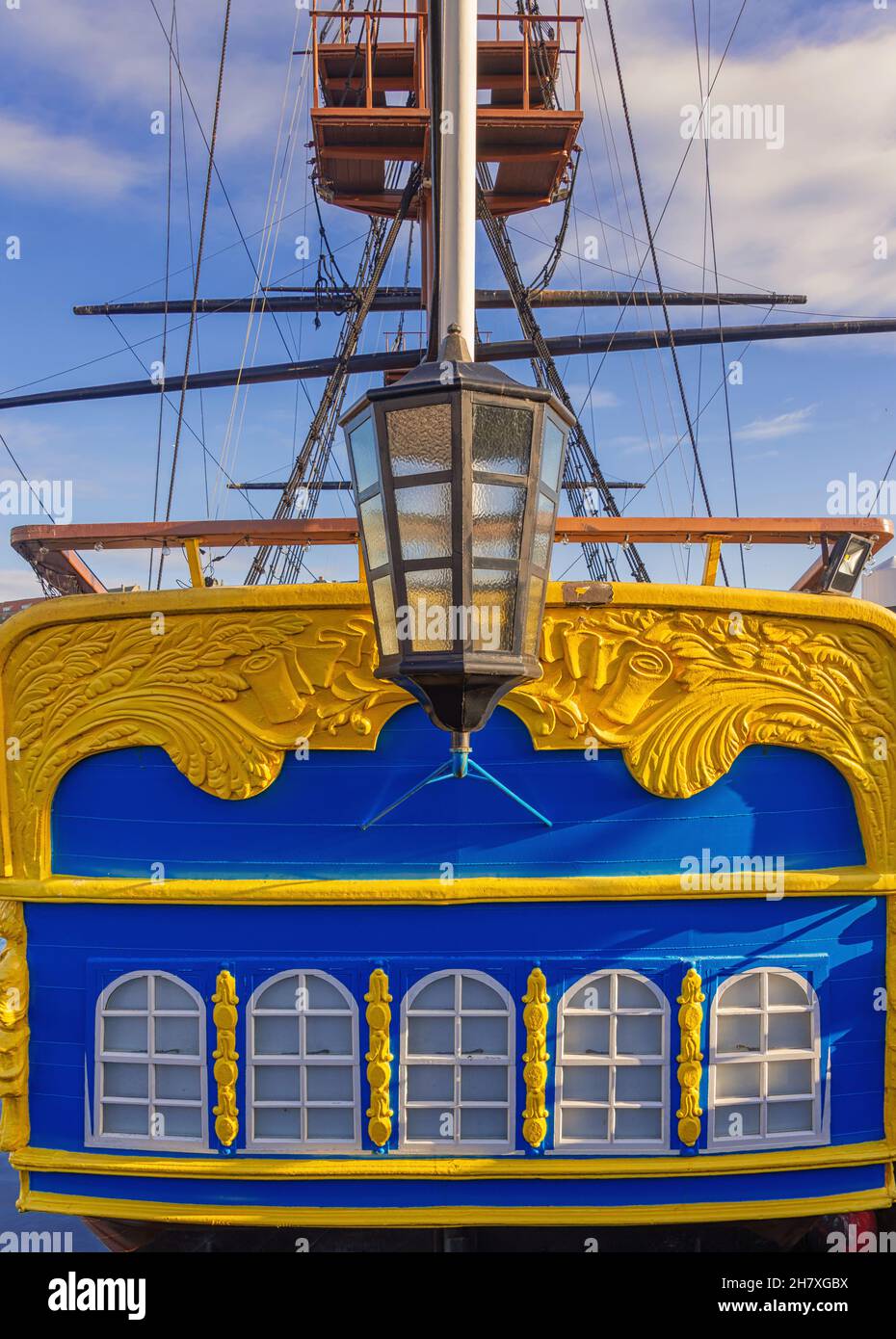 Eine Replik von HMS ENDEAVOUR günstig in Whitby Harbour. Die bunten Rumpf ist im Vordergrund mit Masten Projektion nach oben. Ein blauer Himmel ist oben. Stockfoto