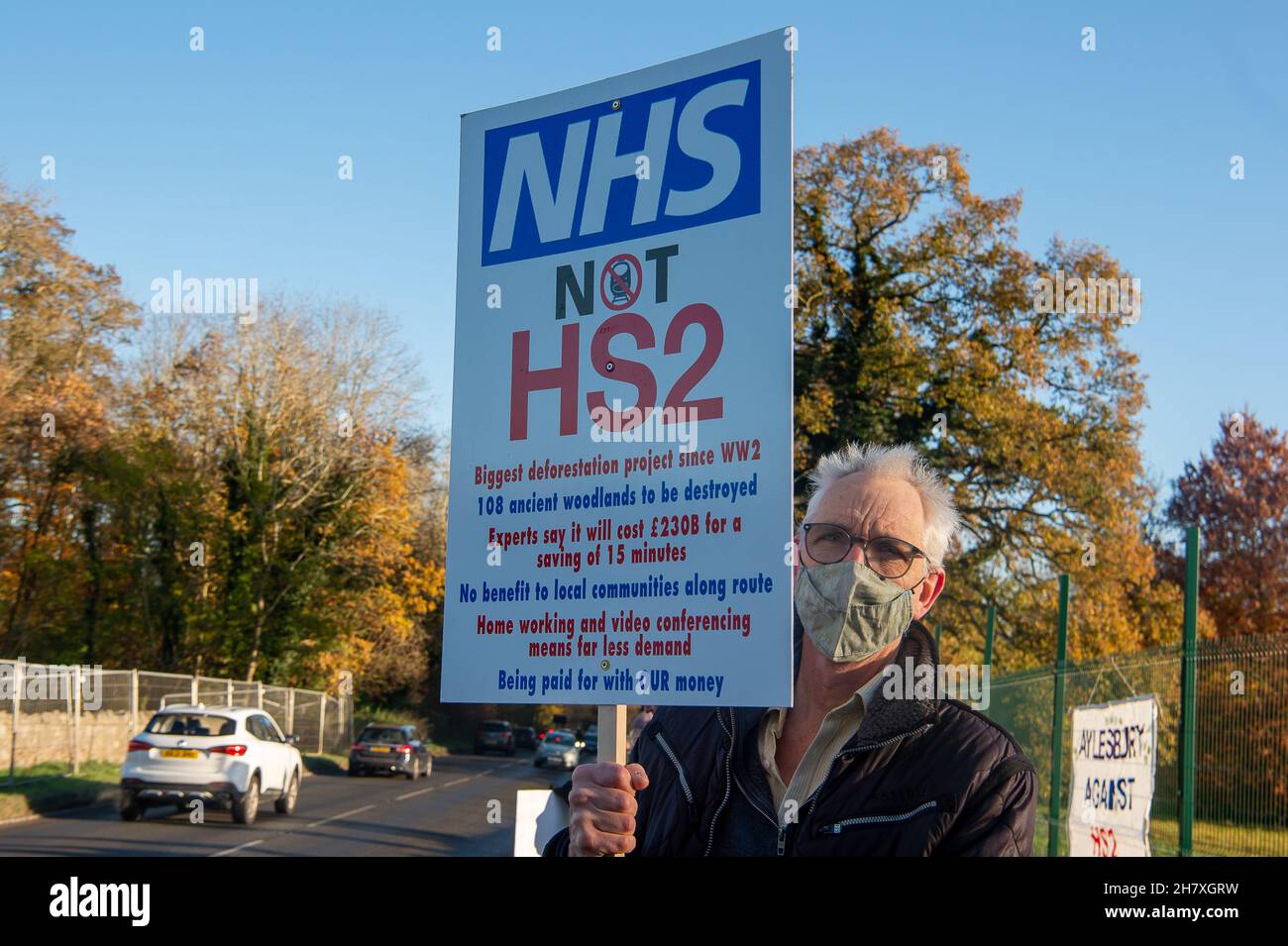 Aylesbury, Buckinghamshire, Großbritannien. 25th. November 2021. Anti-HS2-Demonstranten protestierten heute entlang der Oxford Road in Aylesbury über HS2 angeblich Wildtierverbrechen, da HS2 reife Bäume gefällt haben, von denen sie glauben, dass sie überwinterende Fledermäuse in ihnen brüllten. Obwohl der östliche Teil der Hochgeschwindigkeitsstrecke HS2 von Boris Johnson abgesagt wurde, setzt HS2 Ltd den Bau der Phase 1 der Hochgeschwindigkeitsstrecke HS2 von London nach Birmingham fort, die Teile der Chilterns, einem Gebiet von außergewöhnlicher natürlicher Schönheit, zerstört. Quelle: Maureen McLean/Alamy Live News Stockfoto