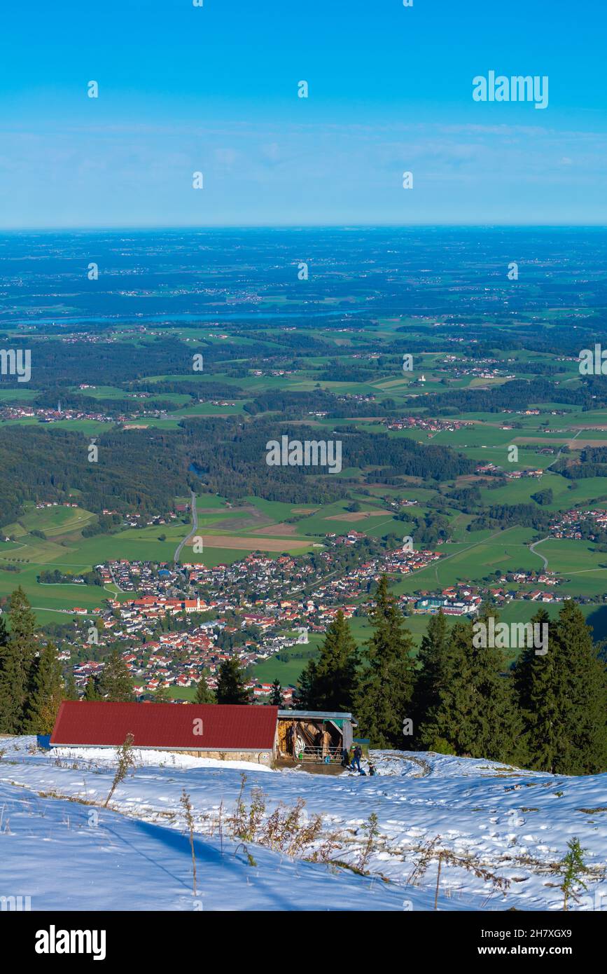 Kampenwand auf ca. 1500m m Meereshöhe mit Panoramablick, Luftaufnahme in Aschau, Chiemgauer Alpen, Oberbayern Süddeutschland, Europa Stockfoto
