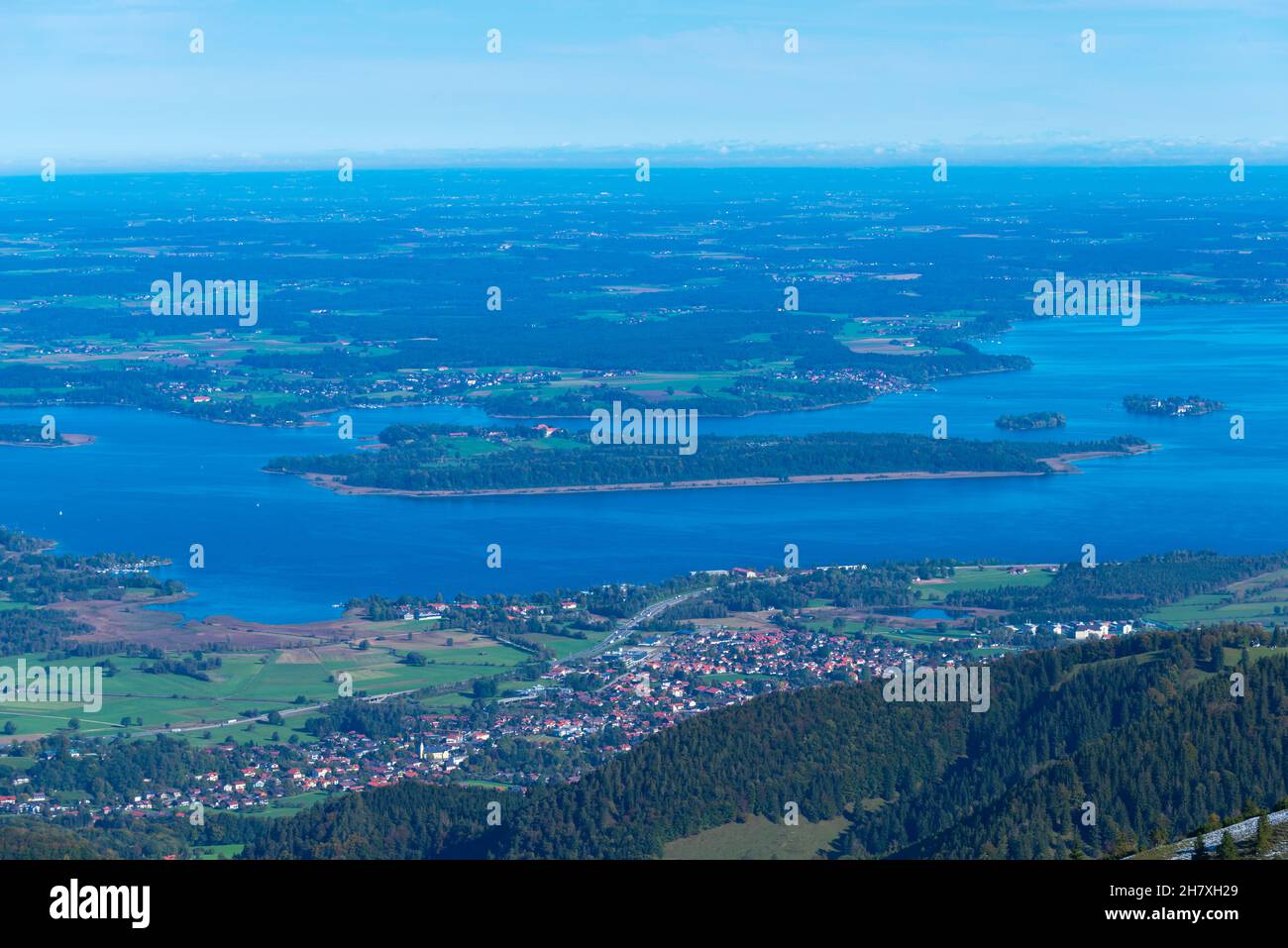 Kampenwand Berge auf ca. 1500m m Meereshöhe mit Panoramablick, Luftaufnahme des Chiemsees, Chiemgauer Alpen, Oberbayern Süddeutschland, Europa Stockfoto