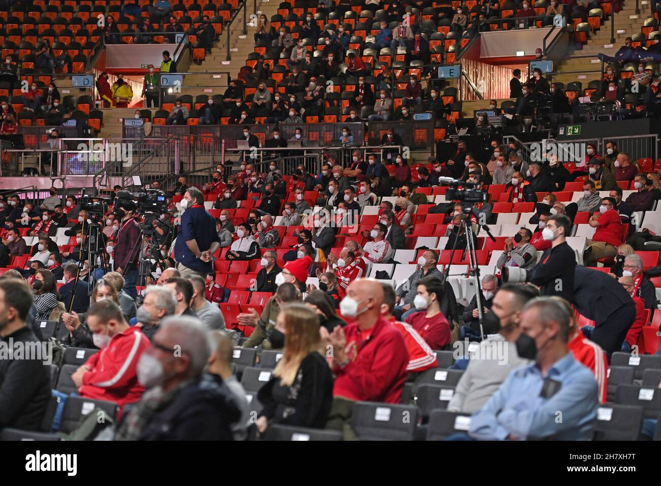 1700 Mitglieder Fans, Fußballfans in der Halle. Hauptversammlung 2021 des FC Bayern München e.V. am 25th. November 2021 im AUDI DOME. Stockfoto