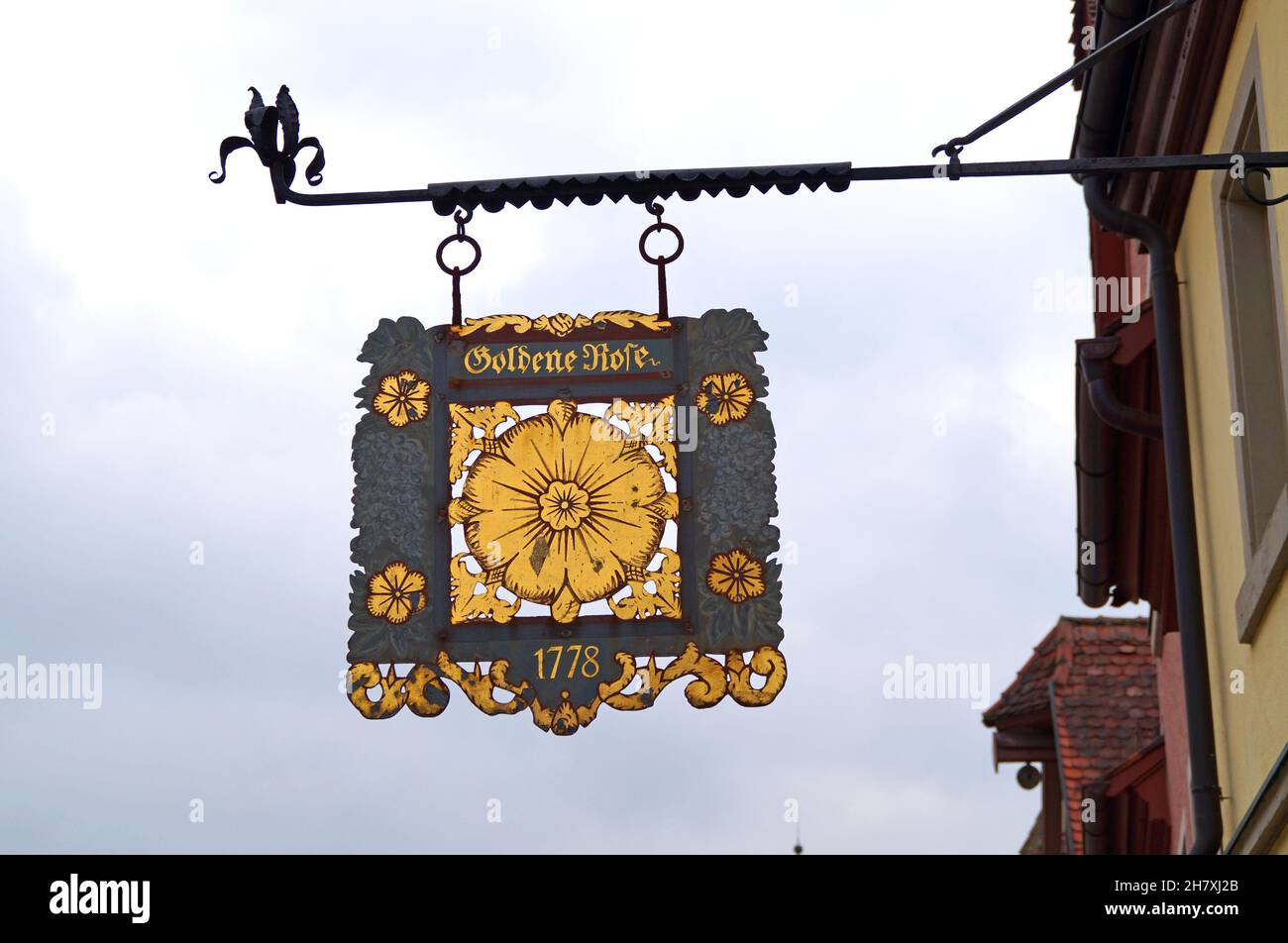 Alte Schilde alter Geschäfte oder Zunftschilder in Rothenburg ob der Tauber, Bayern, Deutschland Stockfoto