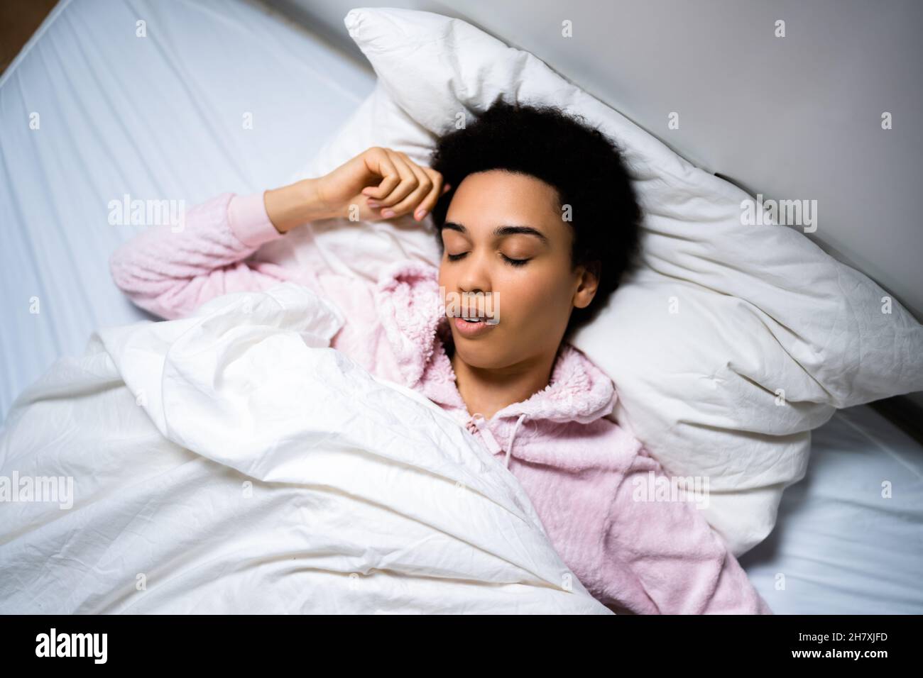 Afrikanische Frau Schnorcheln Im Tiefen Schlaf Im Haus Stockfoto