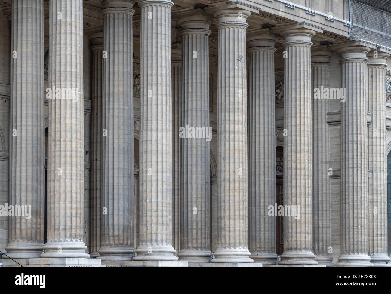 Paris, Frankreich - 11 13 2021: Saint-Germain-des-Pres. Blick vor der Kirche Saint-Sulpice Stockfoto