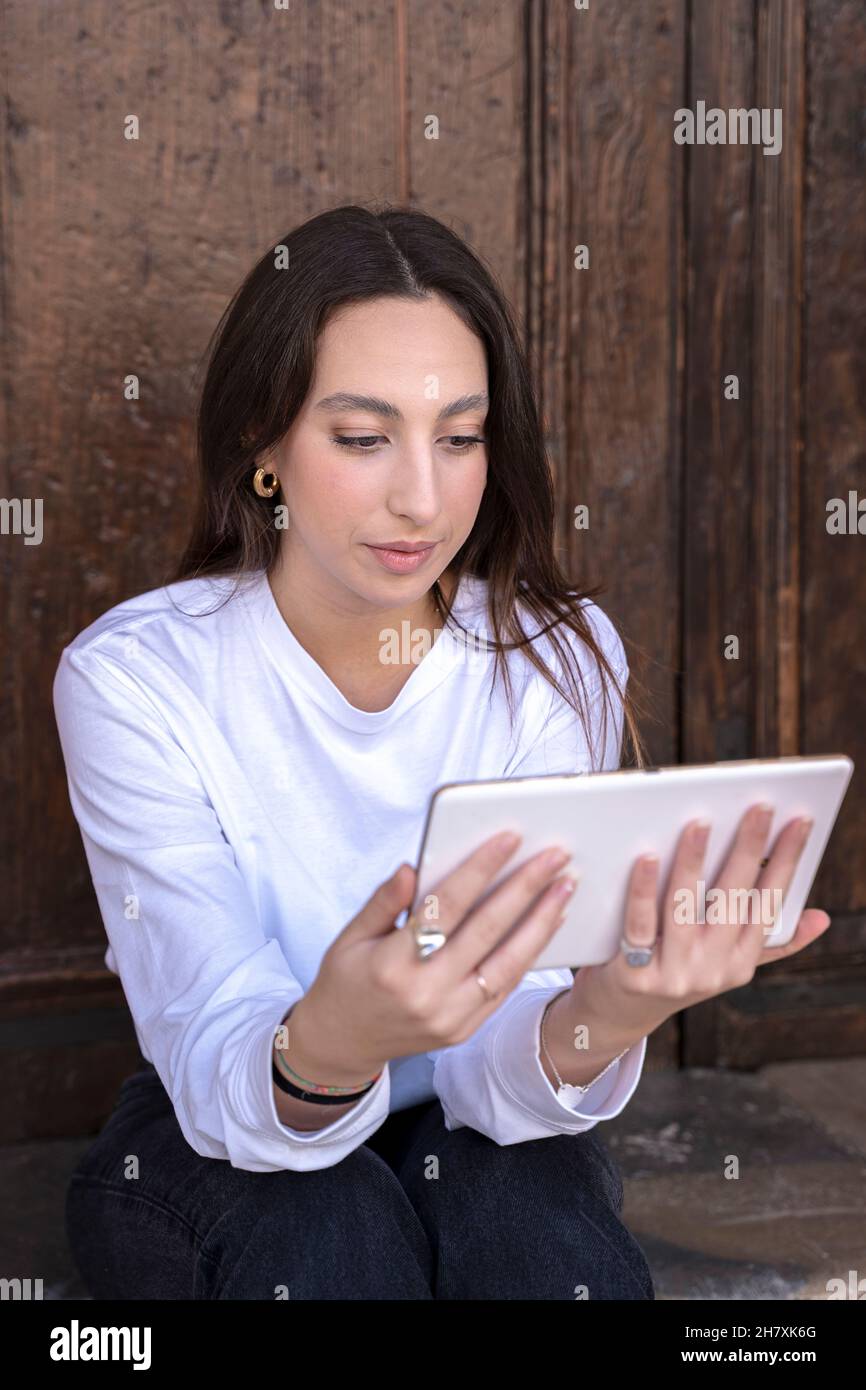 Porträt einer jungen Frau mit braunem Haar, die als Social-Media-Managerin arbeitet Stockfoto