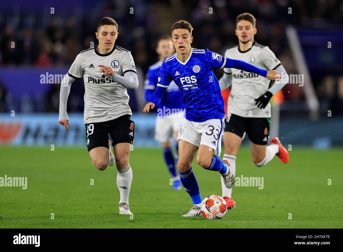 Leicester, Großbritannien. 25th. November 2021. Luke Thomas #33 von Leicester City greift am 11/25/2021 in Leicester, Großbritannien, an. (Foto von Conor Molloy/News Images/Sipa USA) Quelle: SIPA USA/Alamy Live News Stockfoto