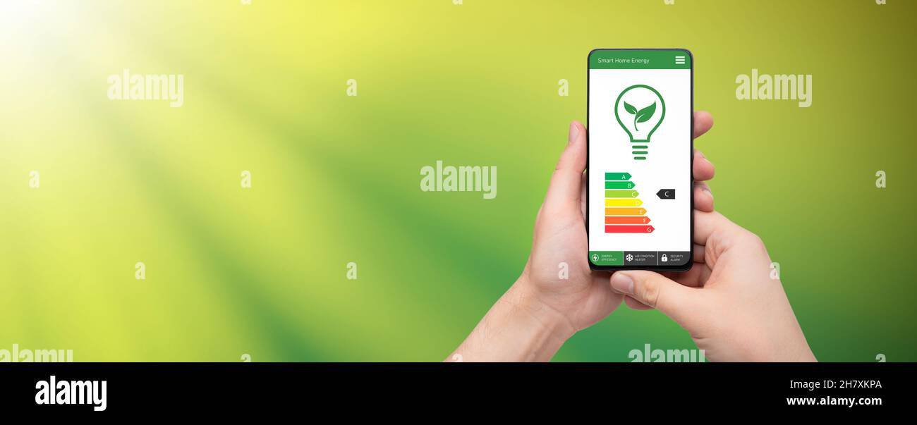 Mobile App für Energieeffizienz auf dem Bildschirm. Ökologie, Öko-Haus-Konzept Stockfoto