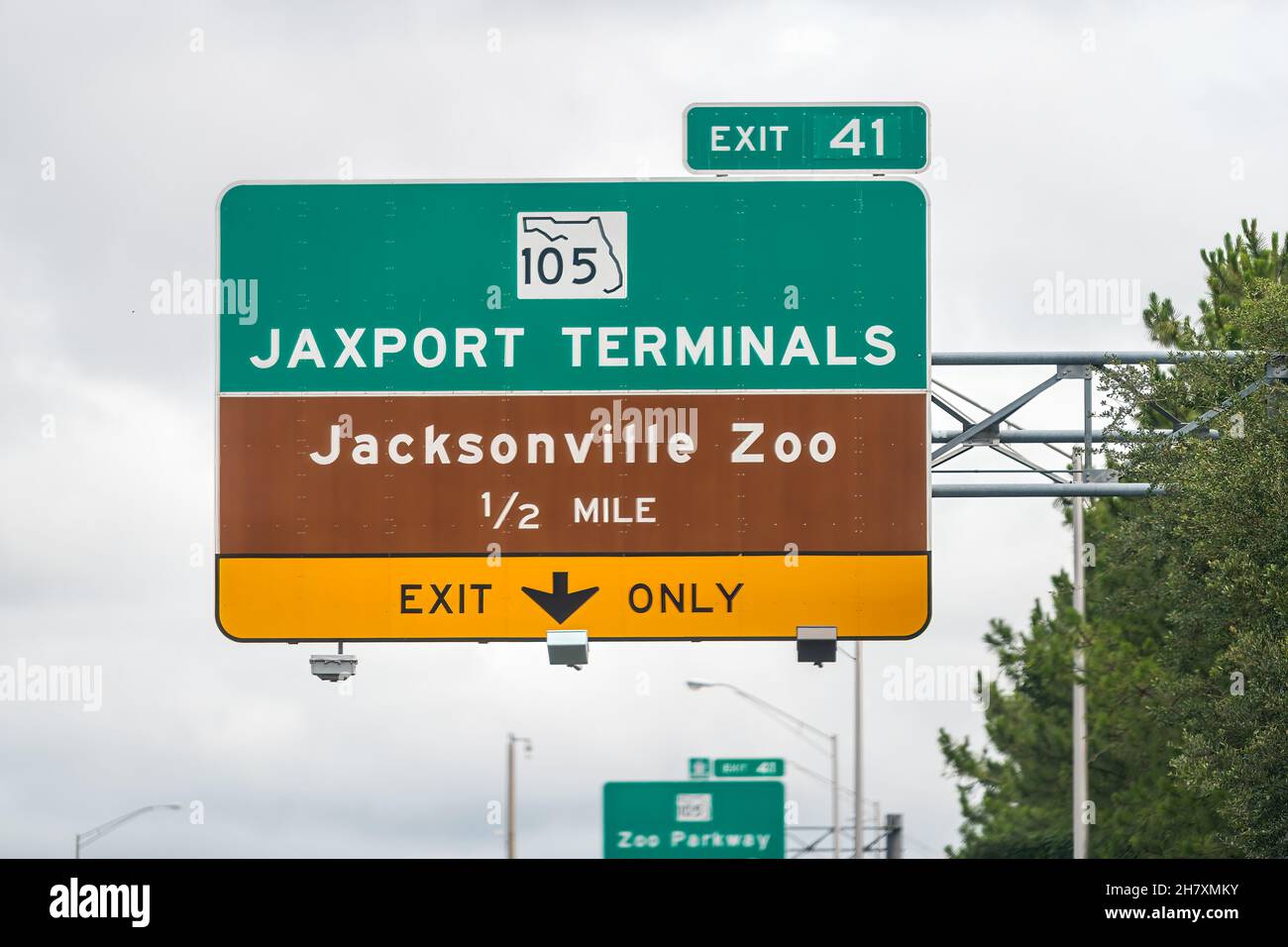 Jacksonville, USA, überfahren den Highway i295 in Florida und weisen Sie in Richtung Jaxport Port Authority Terminals und Zoo Exit Only Lane auf US 105 st Stockfoto
