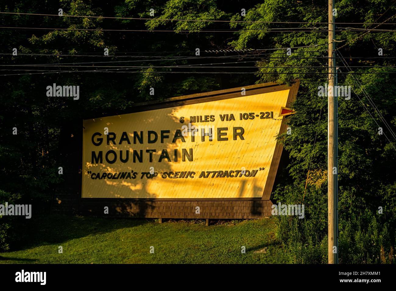 Schild Eingang zum Großvater Mountain State Park in Banner Elk, North Carolina by Sugar Mountain Ski-Resort mit Text für Meilen Richtungen und top sce Stockfoto