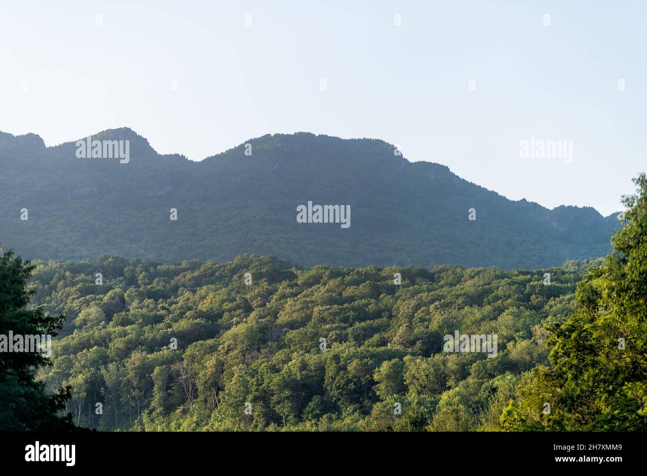 Blick auf den Großvater Mountain State Park in sonniger Morgenkammspitze Silhouette vom Banner Elk, North Carolina by Sugar Mountain Skigebiet Stockfoto