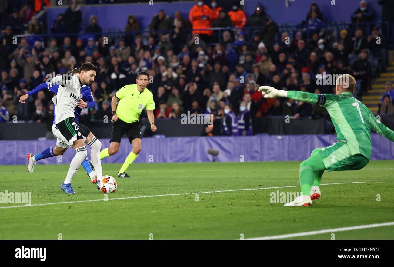 Leicester, England, 25th. November 2021. Filip Mladenovic von Legia Warsaw folgt der Strafe, bis sie beim Spiel der UEFA Europa League im King Power Stadium, Leicester, Punkten konnte. Bildnachweis sollte lauten: Darren Staples / Sportimage Stockfoto