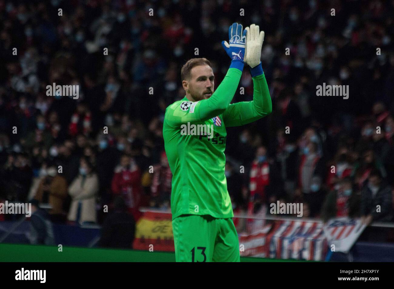 Madrid, Madrid, Spanien. 24th. November 2021. Oblak begrüßt die öffentliche Unterstützung während des Champions League-Spiel Gruppe B zwischen Atlético de Madrid und A.C. Mailand. Sieg von Mailand von 0 zu 1 mit dem Tor von Messia Junior in den Minuten 87 des Spiels. (Bild: © Jorge Gonzalez/Pacific Press via ZUMA Press Wire) Stockfoto
