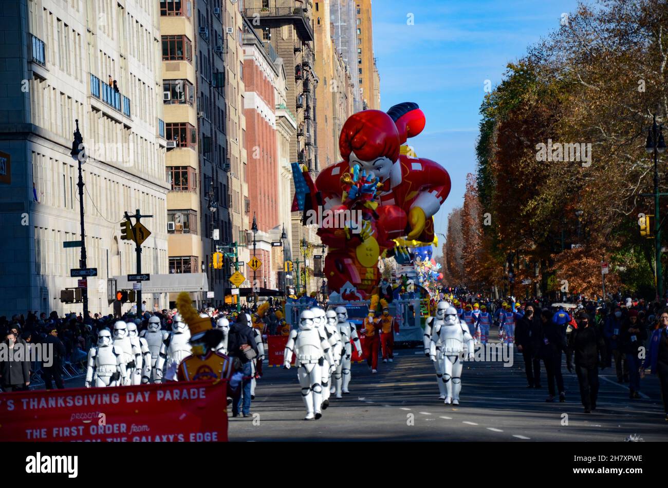 Tausende nahmen an der jährlichen Macy's Thanksgiving Day Parade 95th in New York City am 25. November 2021 Teil. Stockfoto