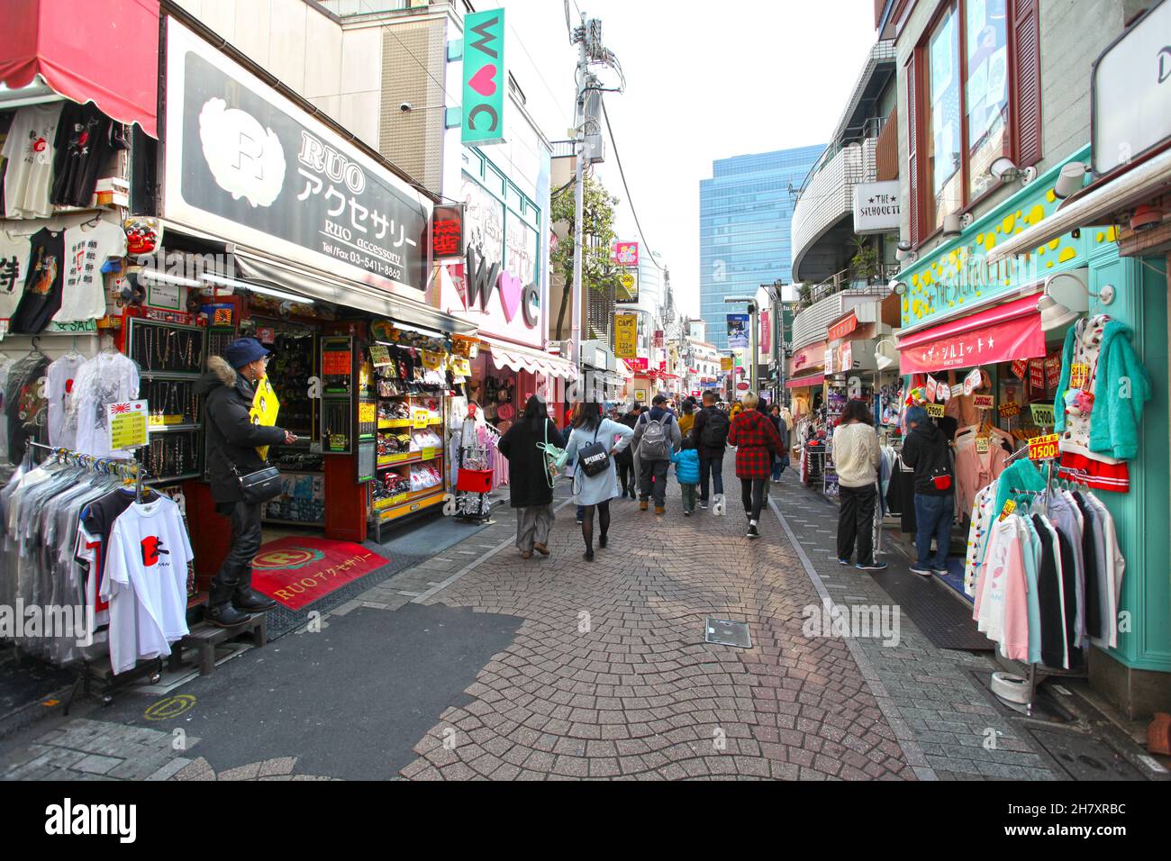 Takeshita Street oder Takeshita-dori, eine geschäftige Straße im Harajuku-Teil Tokyos in Japan, die lebendige und extreme Mode, Essen und mehr verkauft. Stockfoto