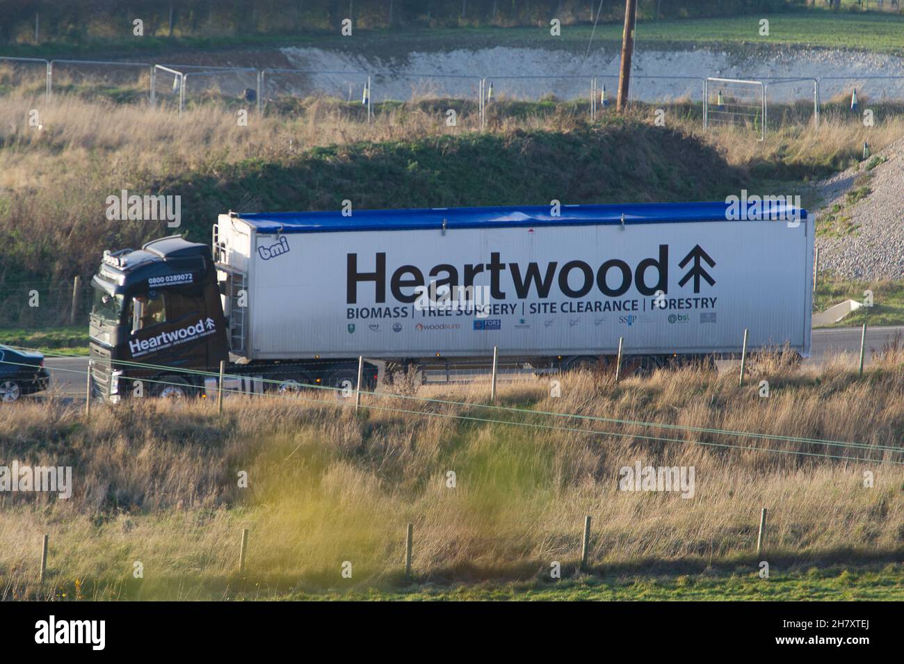 Great Missenden, Großbritannien. 25th. November 2021. Ein Biomasse-LKW aus Kernholz verlässt das Gelände von HS2 in Great Missenden, wo HS2 Waldflächen geräumt haben. Obwohl der östliche Teil der Hochgeschwindigkeitsstrecke HS2 von Boris Johnson abgesagt wurde, setzt HS2 Ltd den Bau der Phase 1 der Hochgeschwindigkeitsstrecke HS2 von London nach Birmingham fort, die Teile der Chilterns, einem Gebiet von außergewöhnlicher natürlicher Schönheit, zerstört. Quelle: Maureen McLean/Alamy Live News Stockfoto