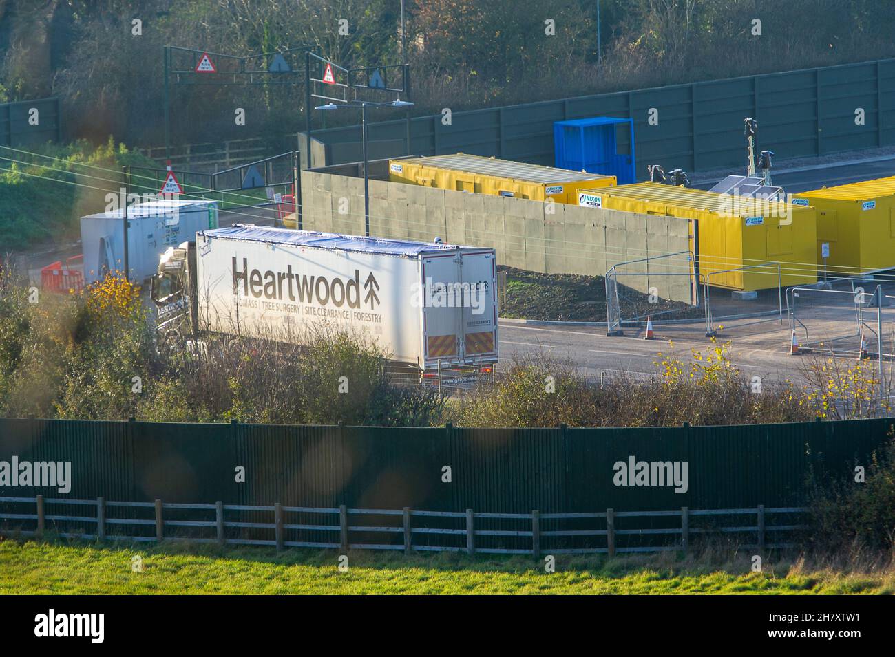Great Missenden, Großbritannien. 25th. November 2021. Ein Biomasse-LKW aus Kernholz verlässt das Gelände von HS2 in Great Missenden, wo HS2 Waldflächen geräumt haben. Obwohl der östliche Teil der Hochgeschwindigkeitsstrecke HS2 von Boris Johnson abgesagt wurde, setzt HS2 Ltd den Bau der Phase 1 der Hochgeschwindigkeitsstrecke HS2 von London nach Birmingham fort, die Teile der Chilterns, einem Gebiet von außergewöhnlicher natürlicher Schönheit, zerstört. Quelle: Maureen McLean/Alamy Live News Stockfoto