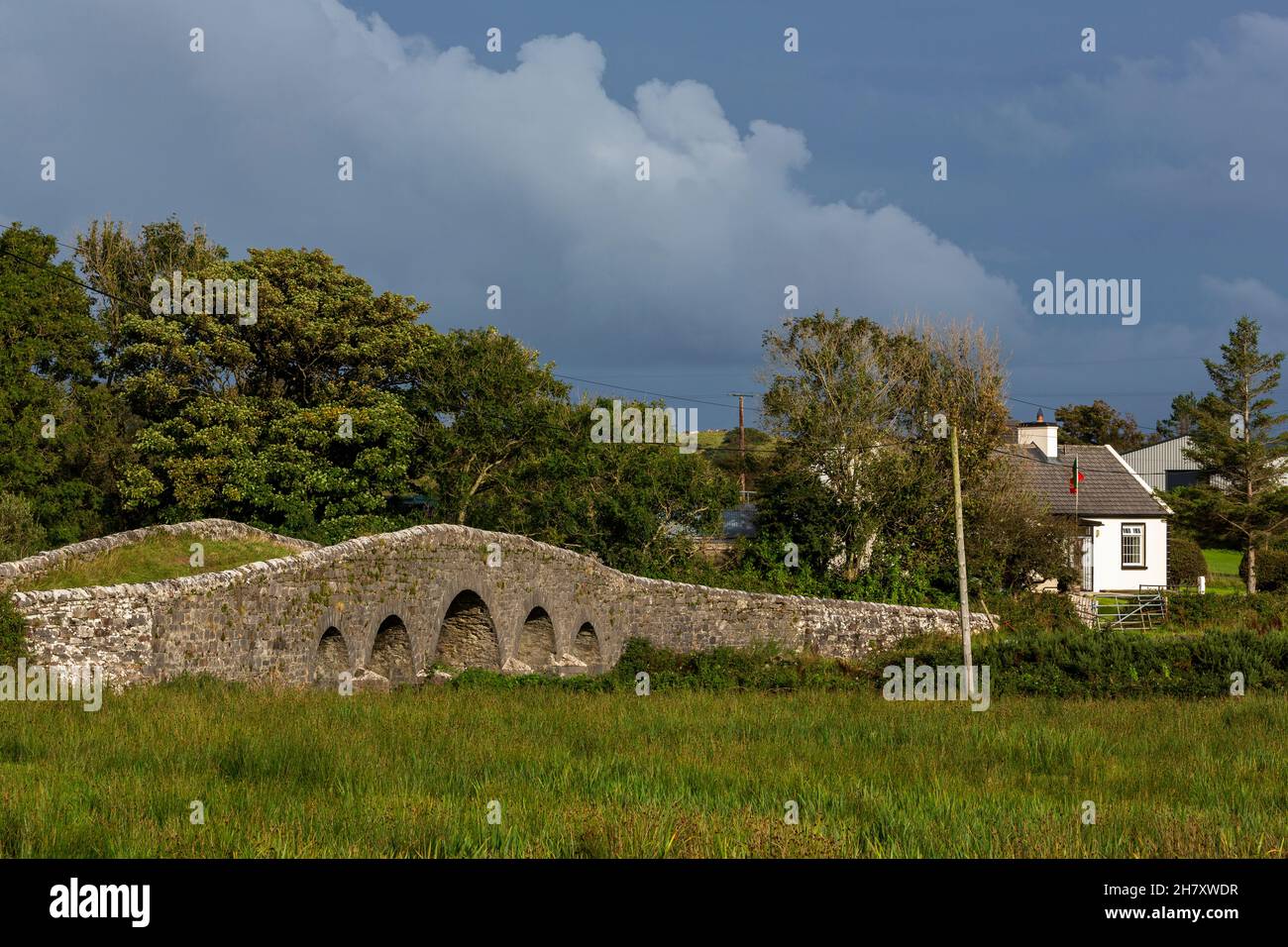 Steinbrücke in der Nähe von Rosmoney, Westport, County Mayo, Irland Stockfoto