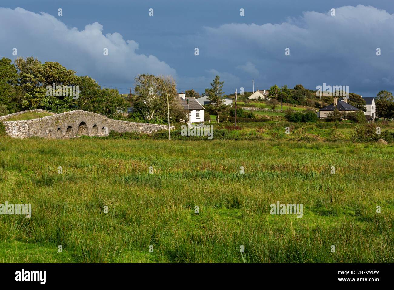 Steinbrücke in der Nähe von Rosmoney, Westport, County Mayo, Irland Stockfoto