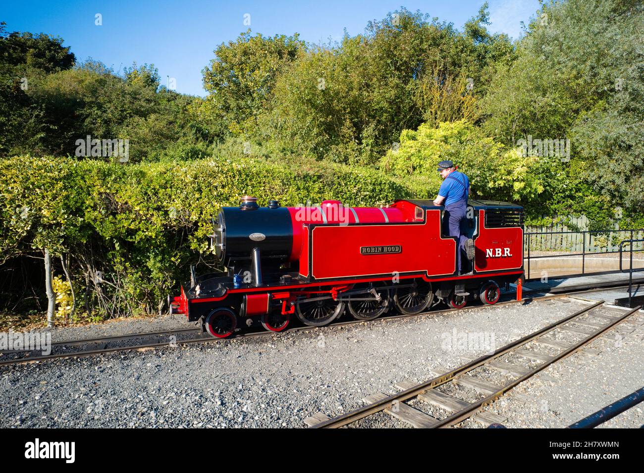 Der Diesel-Miniture-Eisenbahnzug Robin Hood mit einer Größe von 20 Zoll wird an der North Bay-Endstation auf der North Bay-Eisenbahnlinie in Scarborough abgesetzt Stockfoto