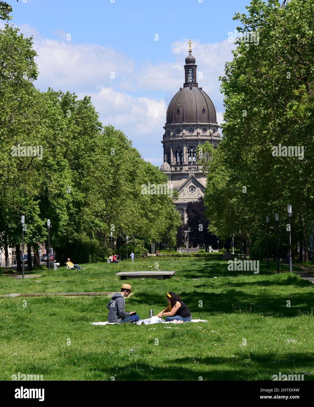 01. Mai 2021 ein Feiertag mit Menschen, die sich im Stadtpark mit der Kuppel der Christuskirche im Hintergrund entspannen Stockfoto