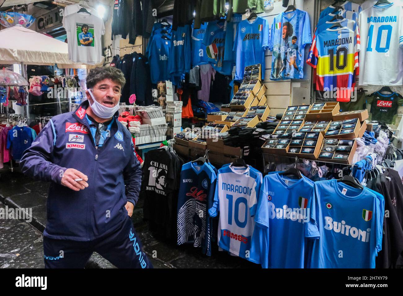 Neapolitanische Händler zeigen Gadgets für Diego genau ein Jahr nach dem Tod von Diego Armando Maradona Stockfoto