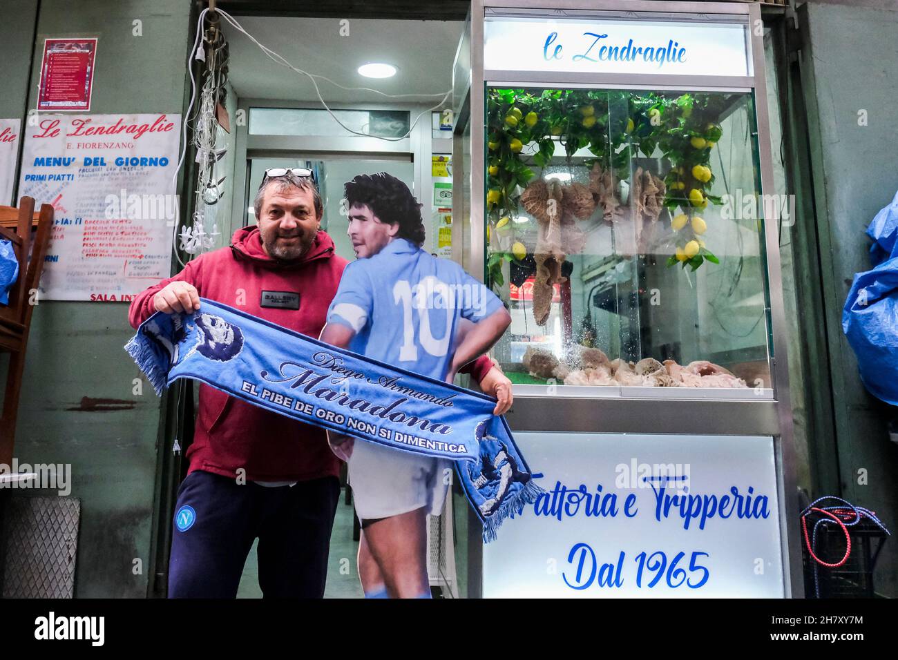 Neapolitanische Händler zeigen Gadgets für Diego genau ein Jahr nach dem Tod von Diego Armando Maradona Stockfoto