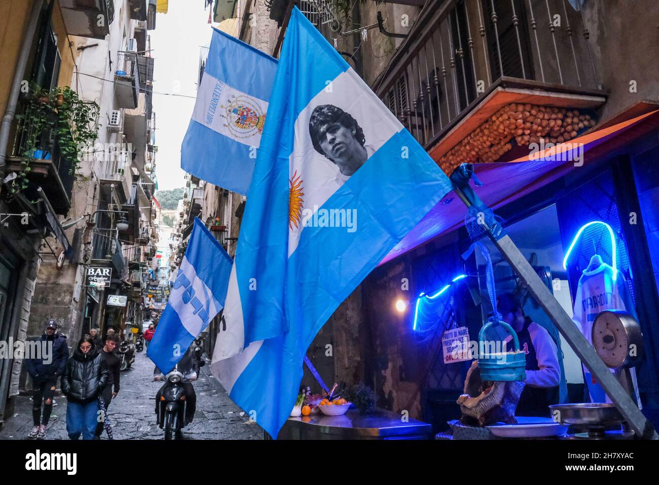 Neapolitanische Händler zeigen Gadgets für Diego genau ein Jahr nach dem Tod von Diego Armando Maradona Stockfoto