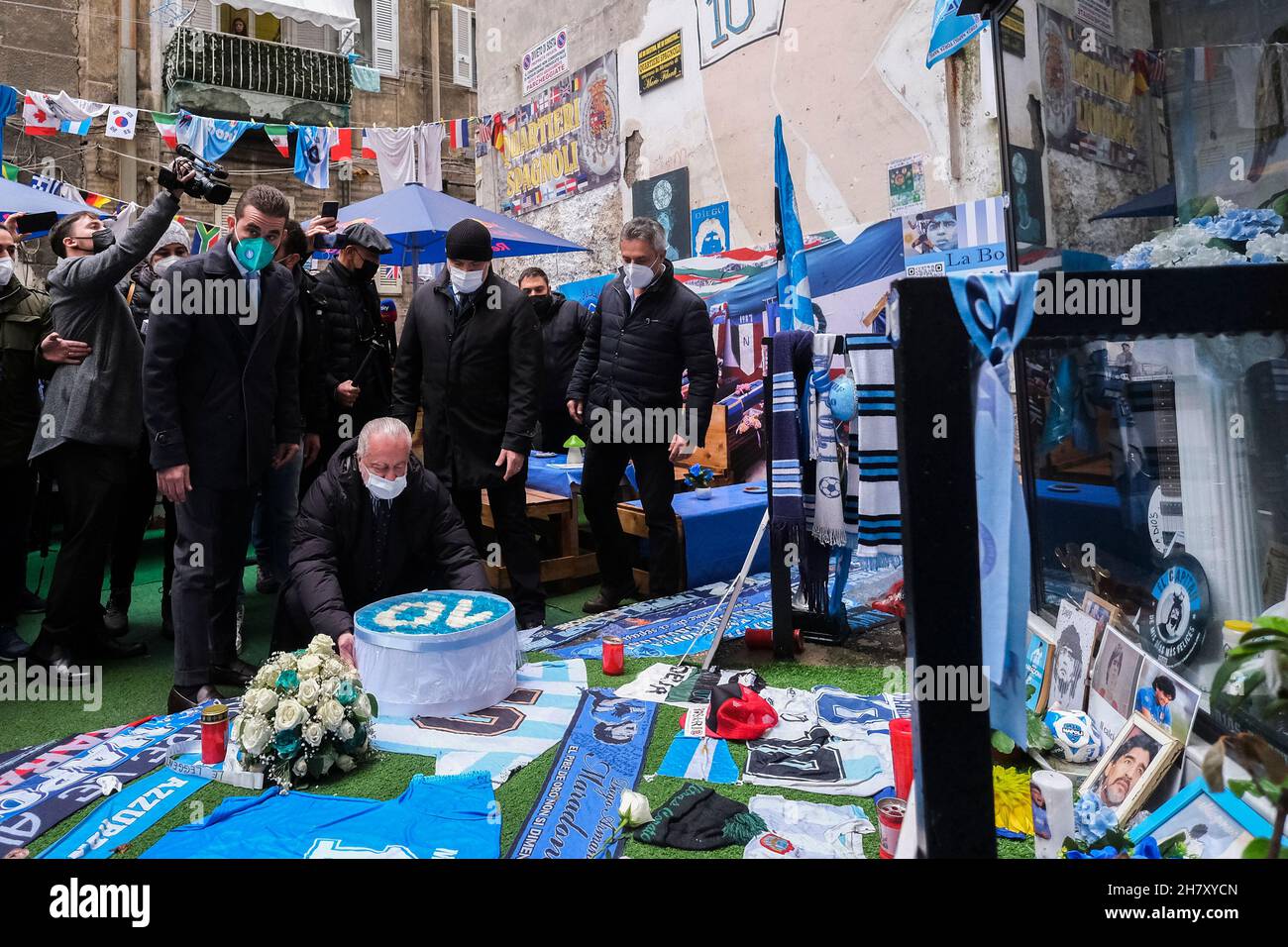 Der Präsident des ssc napoli Aurelio de Laurentiis und sein Sohn, der Vizepräsident des ssc napoli Eduardo genau ein Jahr nach dem Tod von Diego Armando Maradona legten einen Kranz unter das Wandgemälde von Diego Armando Maradona in Quartieri Spagnoli Stockfoto
