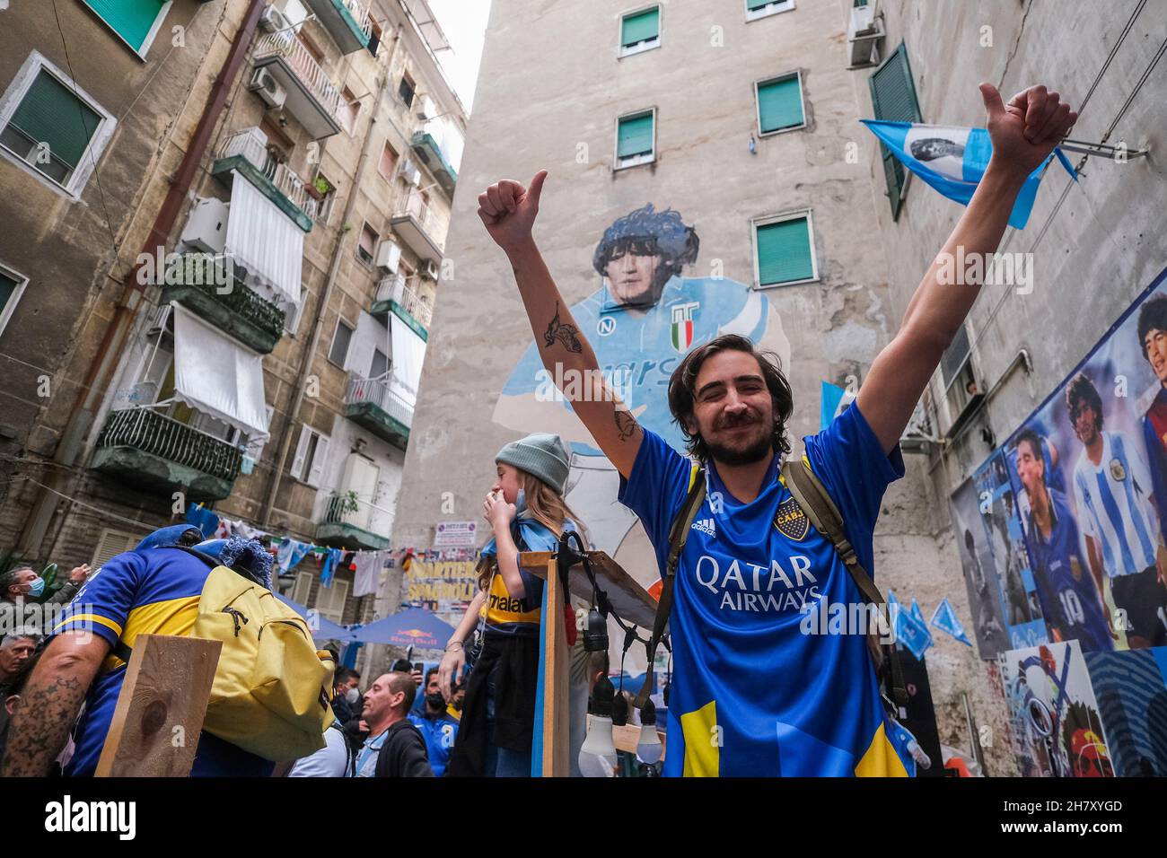 Genau ein Jahr nach dem Tod von Diego Armando Maradona treffen sich Napoli-Fans und Boca Juniors-Fans, die zu diesem Anlass nach Neapel kamen, um vor dem Wandgemälde, das Diego Armando Maradona gewidmet ist, an ihr gemeinsames Idol zu erinnern. Stockfoto