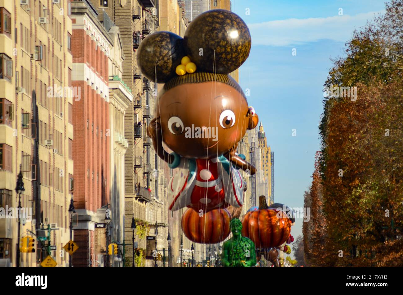 New York, Usa. 25th. November 2021. Luftballons verschiedener Charaktere, die während der jährlichen Macy's Thanksgiving Day Parade 95th in New York City am 25. November 2021 über der Sixth Avenue schweben. (Foto von Ryan Rahman/Pacific Press) Quelle: Pacific Press Media Production Corp./Alamy Live News Stockfoto