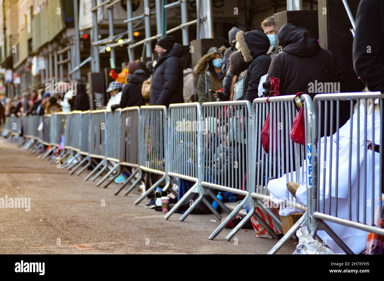 New York, Usa. 25th. November 2021. Hunderttausende von Menschen werden bei der jährlichen Macy's Thanksgiving Day Parade 95th in New York City gesehen. (Foto von Ryan Rahman/Pacific Press) Quelle: Pacific Press Media Production Corp./Alamy Live News Stockfoto