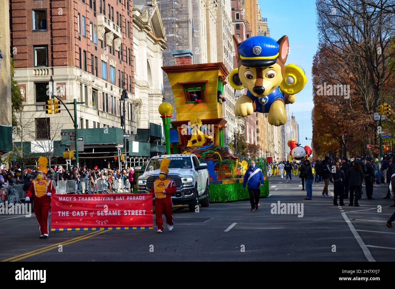 New York, Usa. 25th. November 2021. Während der jährlichen Macy's Thanksgiving Day Parade 95th in New York City am 25. November 2021 schwebt der Luftballon von Pow Patrol über der Sixth Avenue.Luftballons verschiedener Charaktere, die während der jährlichen Macy's Thanksgiving Day Parade 95th in New York City am 25. November über der Sixth Avenue schweben, 2021. (Foto von Ryan Rahman/Pacific Press) Quelle: Pacific Press Media Production Corp./Alamy Live News Stockfoto