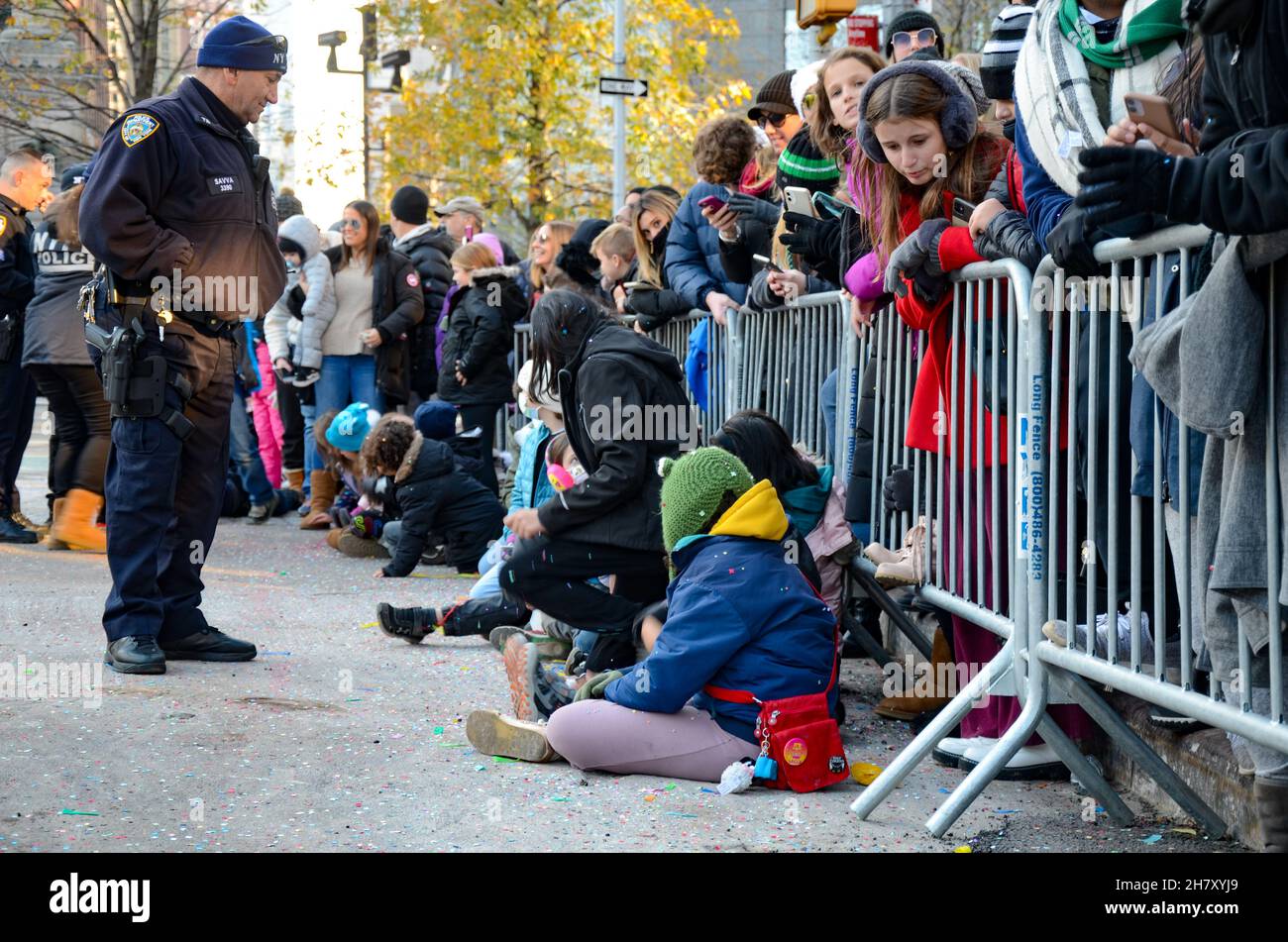 New York, Usa. 25th. November 2021. Fröhliche Zuschauer werden bei der jährlichen Macy's Thanksgiving Day Parade in New York City beobachtet. (Foto von Ryan Rahman/Pacific Press) Quelle: Pacific Press Media Production Corp./Alamy Live News Stockfoto