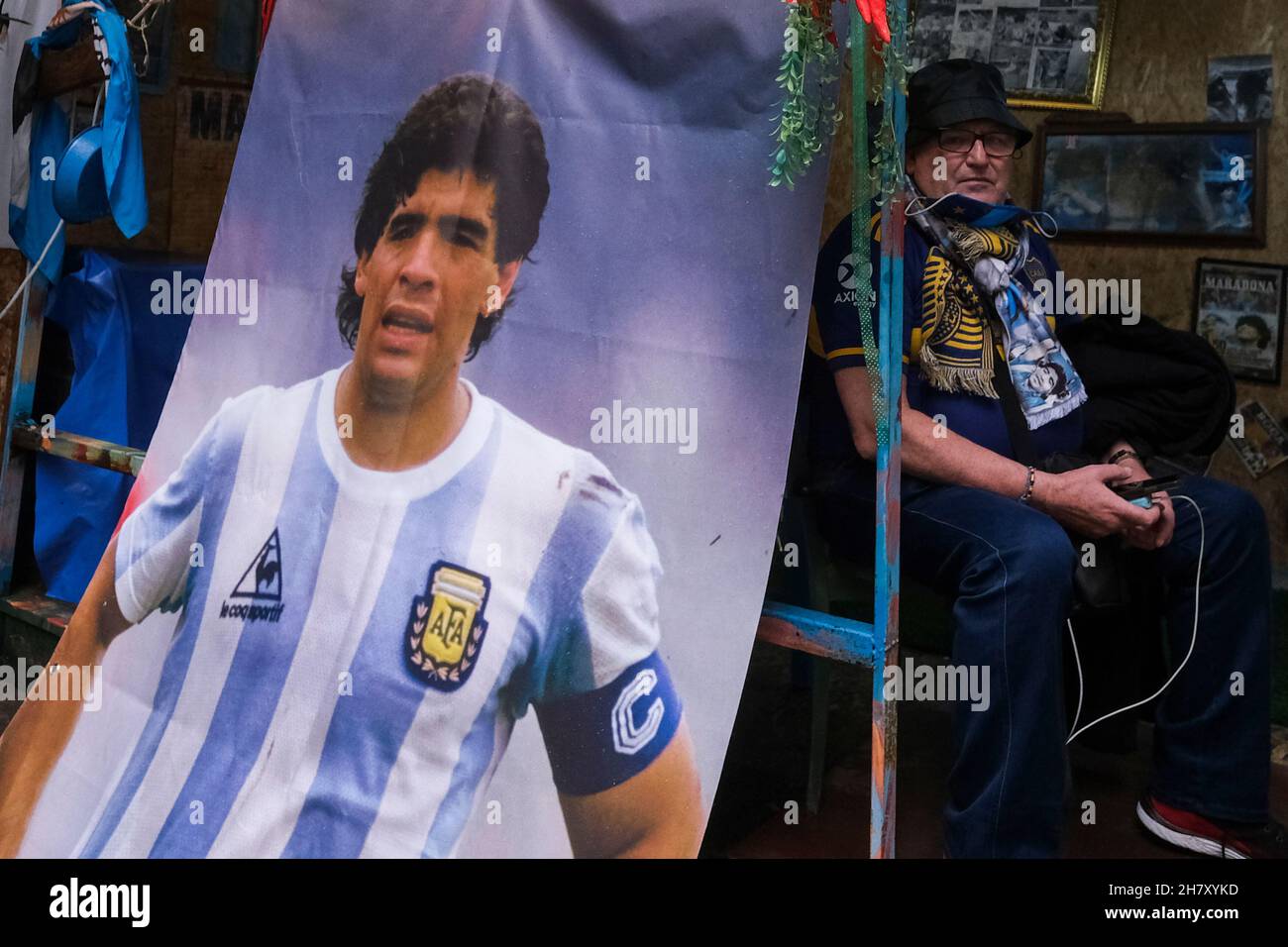 Genau ein Jahr nach dem Tod von Diego Armando Maradona treffen sich Napoli-Fans und Boca Juniors-Fans, die zu diesem Anlass nach Neapel kamen, um vor dem Wandgemälde, das Diego Armando Maradona gewidmet ist, an ihr gemeinsames Idol zu erinnern. Stockfoto