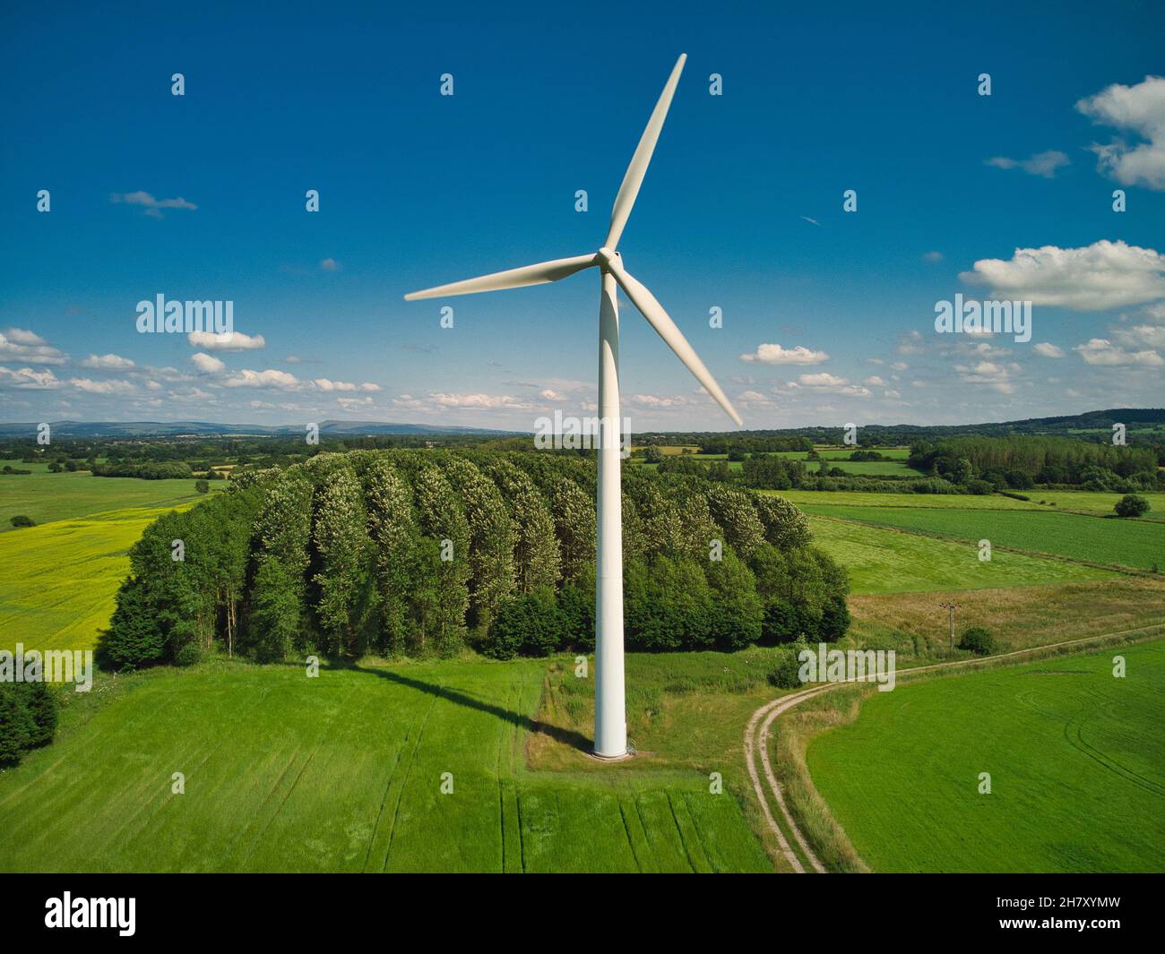 Luftaufnahme der ländlichen englischen Windturbine Stockfoto