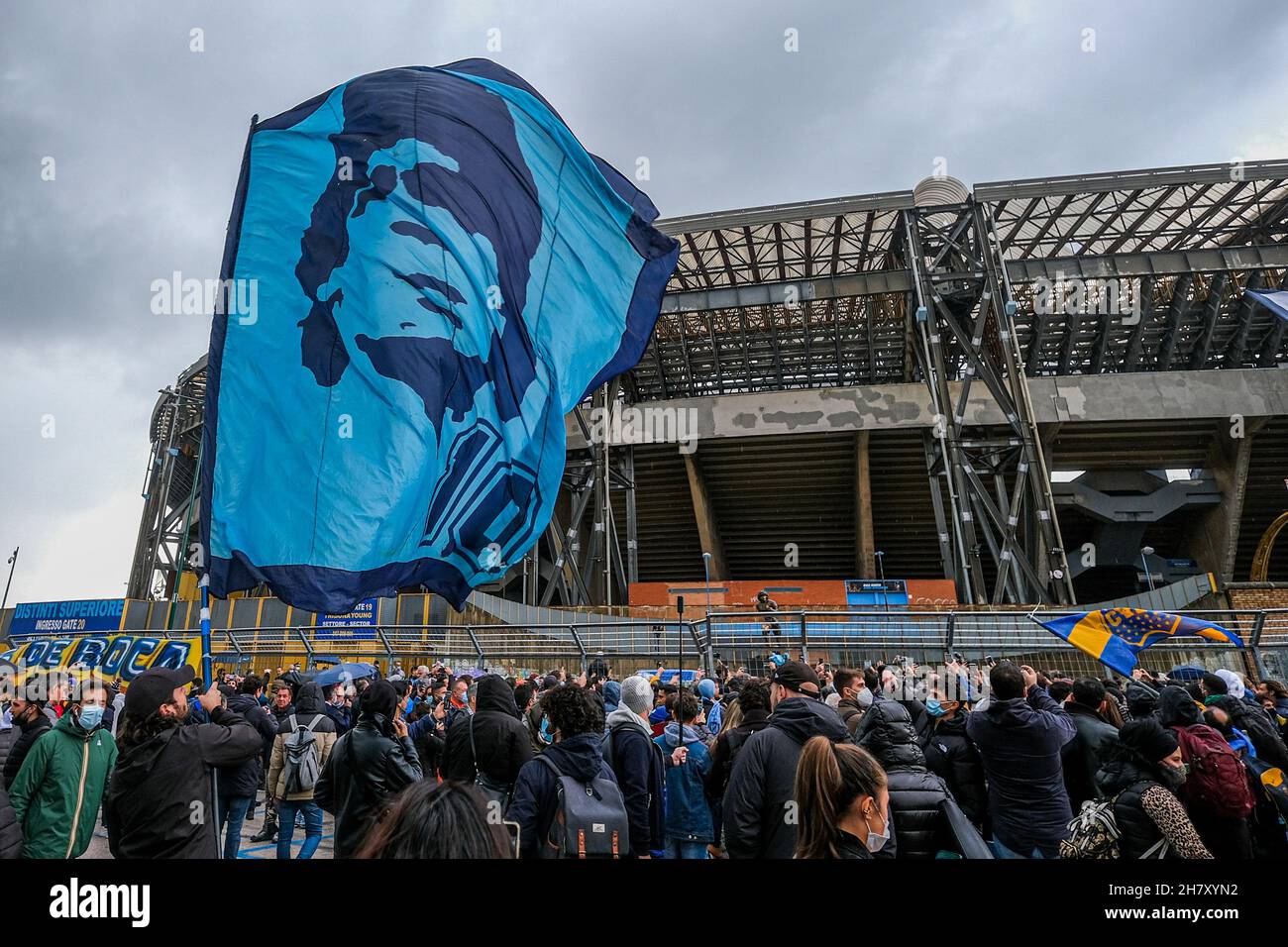 Genau ein Jahr nach dem Tod von diego armando maradona versammeln sich die Fans von neapel und die Fans der boca-Junioren, die zu diesem Anlass nach neapel kamen, um vor dem Stadion Diego Armando Maradona an ihr gemeinsames Idol zu erinnern Stockfoto
