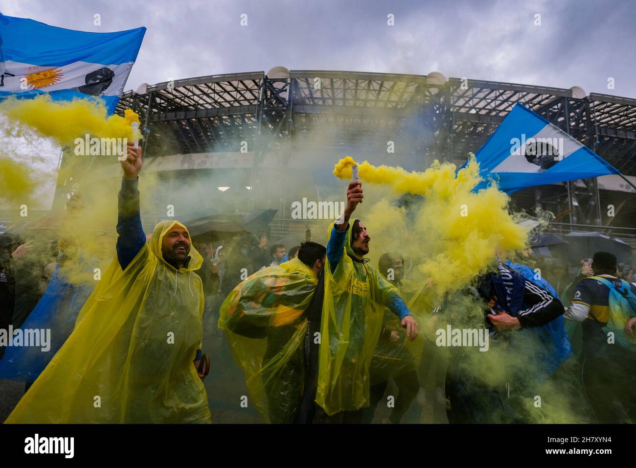 Genau ein Jahr nach dem Tod von diego armando maradona versammeln sich die Fans von neapel und die Fans der boca-Junioren, die zu diesem Anlass nach neapel kamen, um vor dem Stadion Diego Armando Maradona an ihr gemeinsames Idol zu erinnern Stockfoto