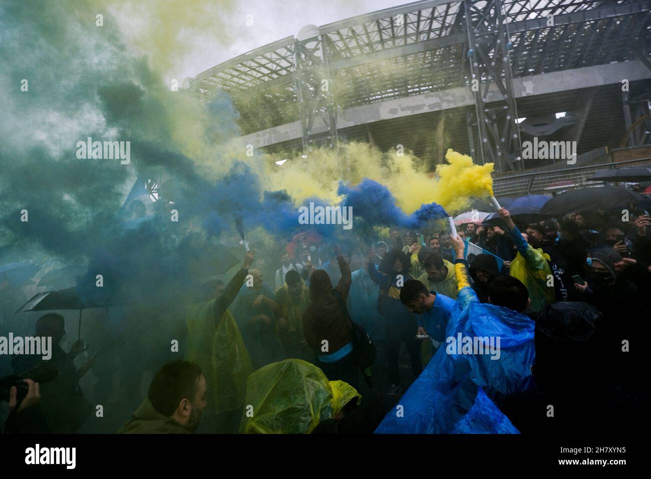Genau ein Jahr nach dem Tod von diego armando maradona versammeln sich die Fans von neapel und die Fans der boca-Junioren, die zu diesem Anlass nach neapel kamen, um vor dem Stadion Diego Armando Maradona an ihr gemeinsames Idol zu erinnern Stockfoto